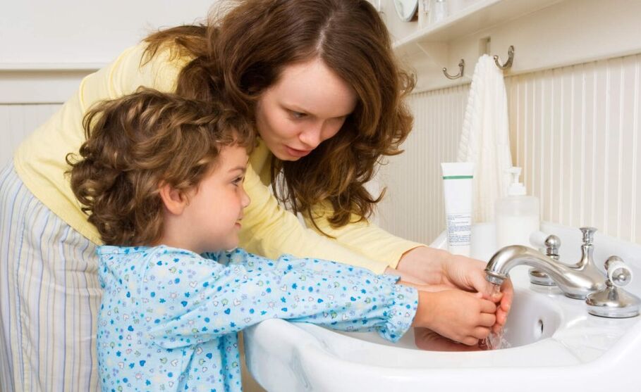 Um das Eindringen von Würmern in den Körper des Kindes zu verhindern, müssen Sie die Hygieneregeln einhalten. 