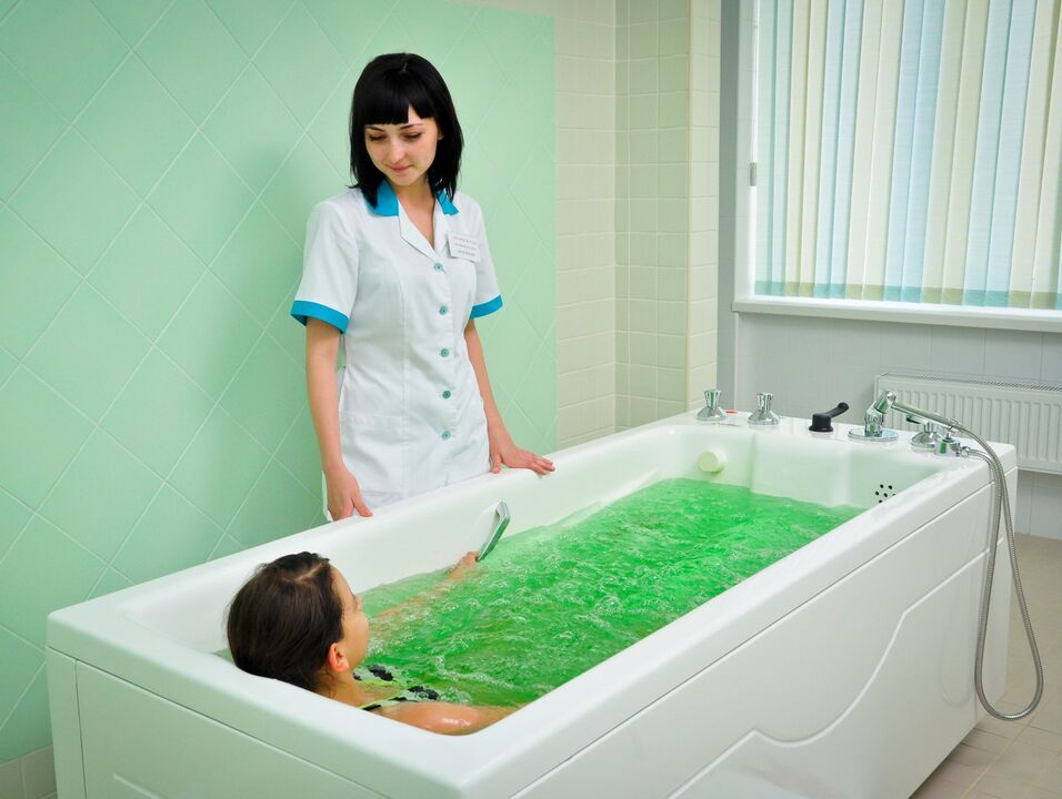 Ein Bad mit Heilkräutern hilft, Würmer loszuwerden. 
