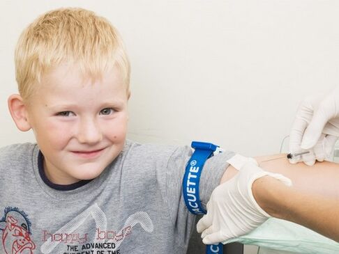 Ein Kind spendet Blut für Tests, wenn der Verdacht besteht, dass es mit Parasiten infiziert ist.