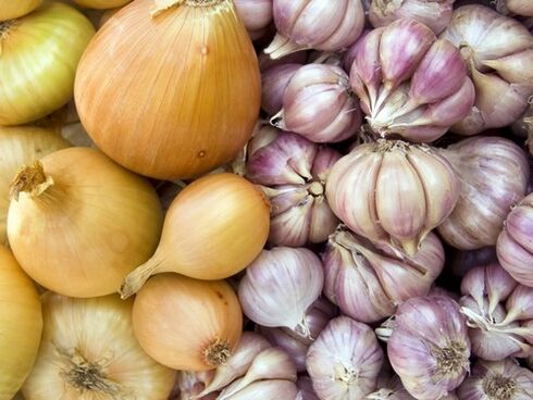 Hausmittel mit Knoblauch und Zwiebeln zur Behandlung von Helminthenbefall